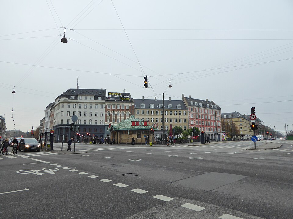 The Trianglen junction, its green kiosk and the blocks around it