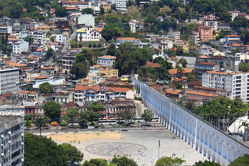 The white arches of the aqueduct below the Santa Teresa hillside