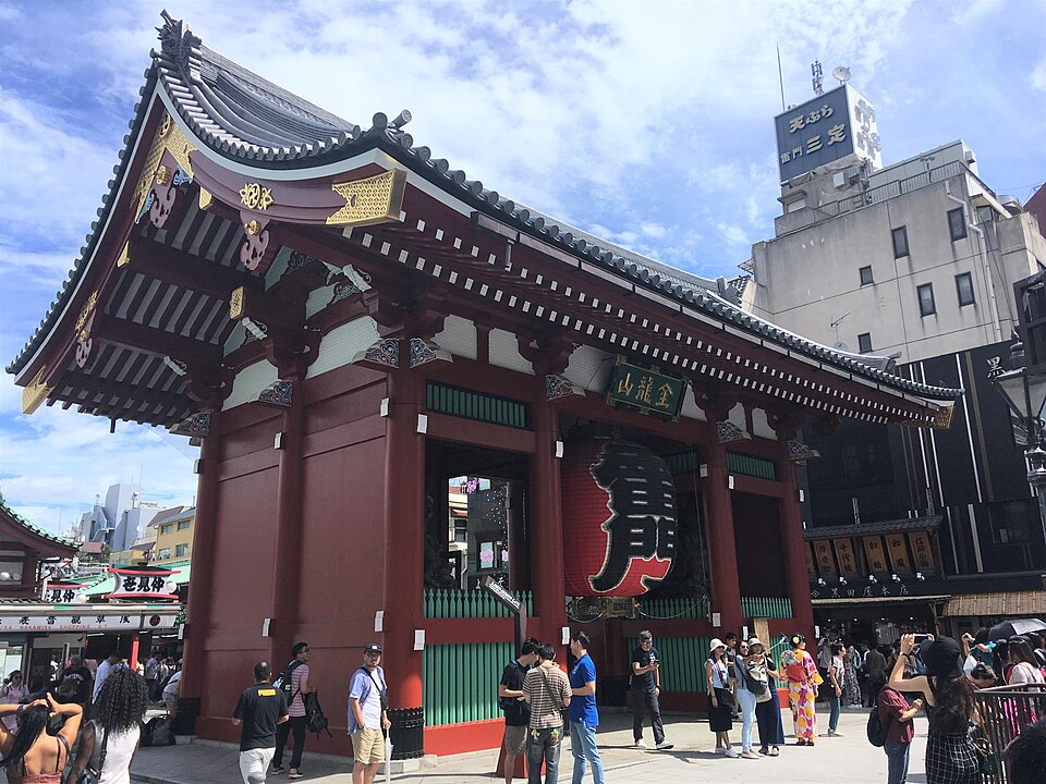 The Kaminarimon gate and its red lantern, visitors beneath
